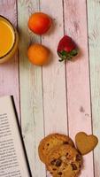 jus, abricots et livre sur table colorée, espace copie photo