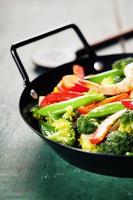 légumes frais et crevettes sur pan