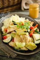 filet de poulet ragoût de légumes servi avec couscous photo