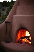 kiva cheminée adobe avec braises brûlantes