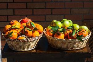 gros plan des oranges et des pommes fraîches dans un panier photo