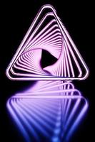 Illustration 3d d'un triangle de lumière rose. cellule fantastique. formes géométriques simples photo