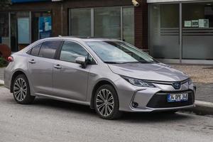 côté dinde le 01 mars 2022 la toyota corolla argentée est garée dans la rue par une chaude journée sur fond de construction, de boutiques photo