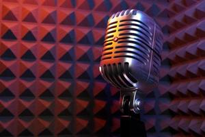 microphone rétro argenté sur fond de murs d'un studio d'enregistrement avec une bonne isolation phonique. style minimaliste. rendu 3d photo