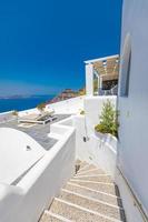 beau paysage avec vue sur la mer. fleurs, chaises sur la caldeira sur la terrasse. île de santorin, grèce. photo