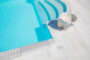 voyage d'été de luxe et paysage de vacances. piscine ensoleillée. architecture élégante blanche sur l'île de santorin, grèce. beau paysage avec vue sur la mer photo