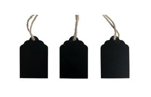 trois étiquettes en bois noir vierge et corde marron photo
