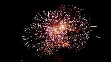 festival du nouvel an et anniversaire de beaux feux d'artifice scintillent en plein ciel la nuit photo