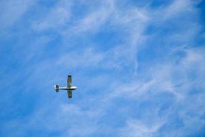 avion dans le ciel bleu. petits avions pour vols privés. photo