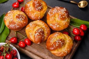 délicieux muffins frais à la farine de riz avec des cerises sur fond de béton. pâtisseries maison photo