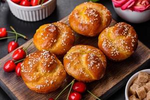 délicieux muffins frais à la farine de riz avec des cerises sur fond de béton. pâtisseries maison photo