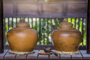 poterie utilisée pour mettre de l'eau potable.style thaïlandais traditionnel,sur des maisons thaïlandaises pour accueillir les invités photo