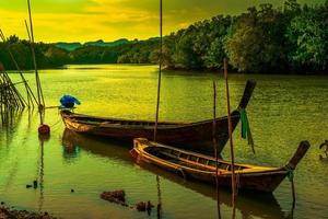 le navire brisé, un vieux navire abandonné sur la rive de l'océan.bateau à moteur en bois thaïlandais. photo