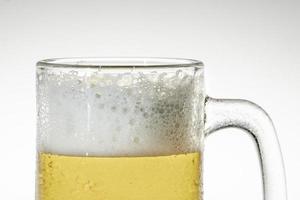 bulles de bière sur un fond blanc en verre clair dans le studio photo