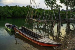 le navire brisé, un vieux navire abandonné sur la rive de l'océan.bateau à moteur en bois thaïlandais. photo