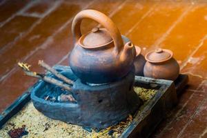 la bouilloire est fabriquée à partir d'argile ancienne, préparation naturelle à la médecine traditionnelle avec des herbes thaïlandaises séchées photo