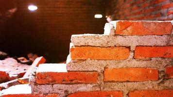 chantier non conventionnel la maçonnerie a été négligée, irresponsable, n'avance pas, à moitié finie. certaines parties, les murs avaient des surfaces rugueuses. photo