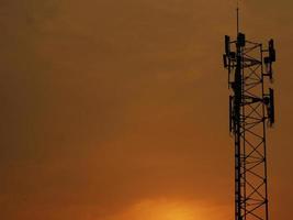 tours téléphoniques utilisées pour diffuser des signaux au crépuscule. photo