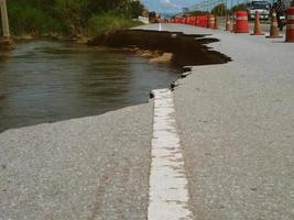 les inondations naturelles ont endommagé les revêtements routiers et endommagé les revêtements routiers. provoquer des embouteillages photo