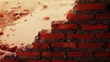 chantier non conventionnel la maçonnerie a été négligée, irresponsable, n'avance pas, à moitié finie. certaines parties, les murs avaient des surfaces rugueuses. photo