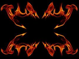 une belle flamme en forme comme imaginé. comme de l'enfer, montrant une ferveur dangereuse et fougueuse, fond noir photo