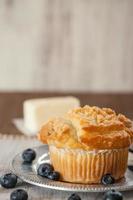 muffin aux bleuets avec bleuets et beurre en arrière-plan photo