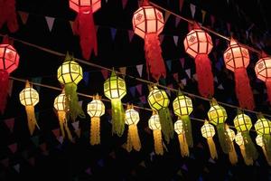 lanternes au festival loy krathong en thaïlande photo