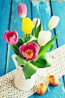 tulipes de différentes couleurs dans le vase
