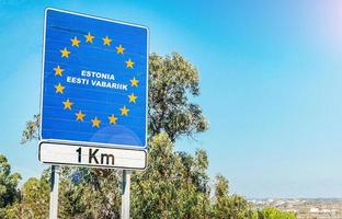 Panneau routier à la frontière de l'Estonie dans le cadre d'un État membre de l'Union européenne photo