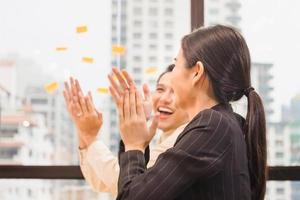 équipe applaudissant les mains de consentement lors de la présentation de groupe, équipe de gens d'affaires applaudissant les mains de consentement lors de la présentation de groupe photo