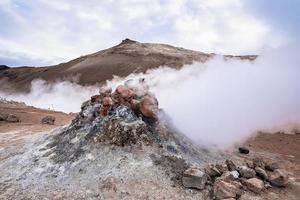 vapeur émettant de la fumerolle dans la zone géothermique de hverir à namafjall photo