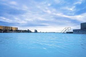 vue sur le lagon bleu naturel dans un spa géothermique contre un ciel nuageux dans la vallée photo