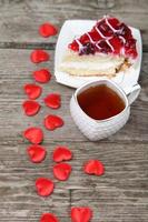 tasse de thé, morceau de gâteau et coeur rouge
