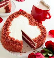 gâteau "velours rouge" en forme de coeur. La Saint-Valentin.