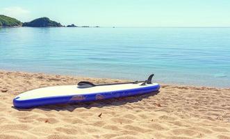 sup board sur le sable photo