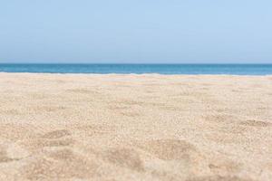 sable de mer et fond de mer bleue photo