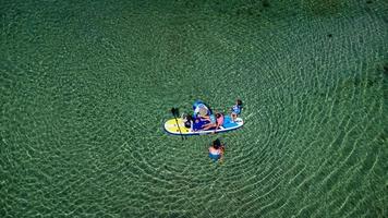 Famille appréciant le stand up paddle photo