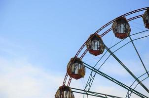 partie de la grande roue contre le ciel bleu. attraction. fond géométrique photo