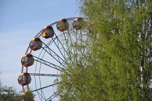 partie de la grande roue contre le ciel bleu. attraction. fond géométrique photo