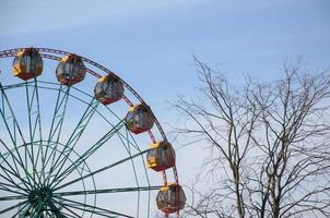 partie de la grande roue contre le ciel bleu. attraction. fond géométrique photo