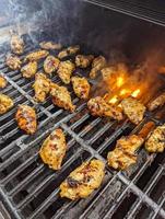 viande de poulet frite sur un gril de barbecue photo