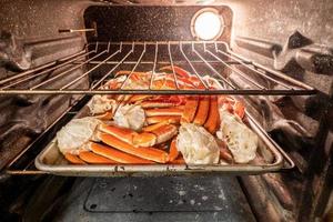 pattes de crabe des neiges fraîches et délicieuses préparées au four photo