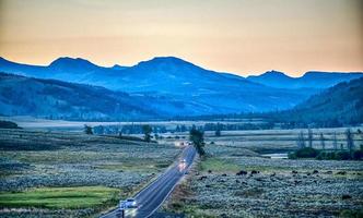 le soleil se couche sur la vallée de lamar près de l'entrée nord-est du parc national de yellowstone dans le wyoming. photo