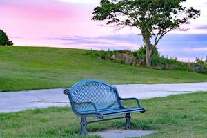 temps paisible et calme au parc avec banc au coucher du soleil photo