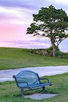 temps paisible et calme au parc avec banc au coucher du soleil photo