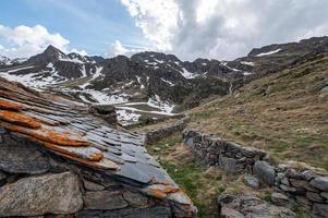 cabane rurale avec le mur en pierre sèche typique d'arcalis, ordino en andorre. photo