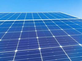 centrale solaire, le besoin de cellules solaires dans un climat chaud entraîne une augmentation de la production d'énergie, une énergie alternative pour conserver l'énergie mondiale, une idée de module photovoltaïque pour la production d'énergie propre photo