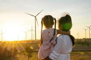 les éoliennes sont des sources d'électricité alternatives, le concept de ressources durables, les membres de la communauté avec des éoliennes, des énergies renouvelables photo