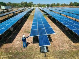 centrale solaire, cellule solaire avec la saison estivale, le climat chaud provoque une augmentation de la production d'énergie, énergie alternative pour conserver l'énergie mondiale, idée de module photovoltaïque pour la production d'énergie propre photo