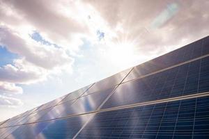 centrale solaire, cellule solaire avec la saison estivale, le climat chaud provoque une augmentation de la production d'énergie, énergie alternative pour conserver l'énergie mondiale, idée de module photovoltaïque pour la production d'énergie propre photo